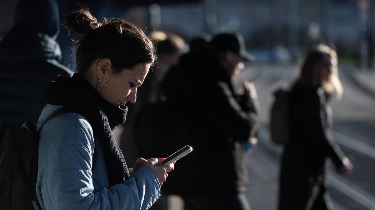 V 15 letech je vrhnou do „džungle“. Psychoanalytik o zákazu sociálních sítí